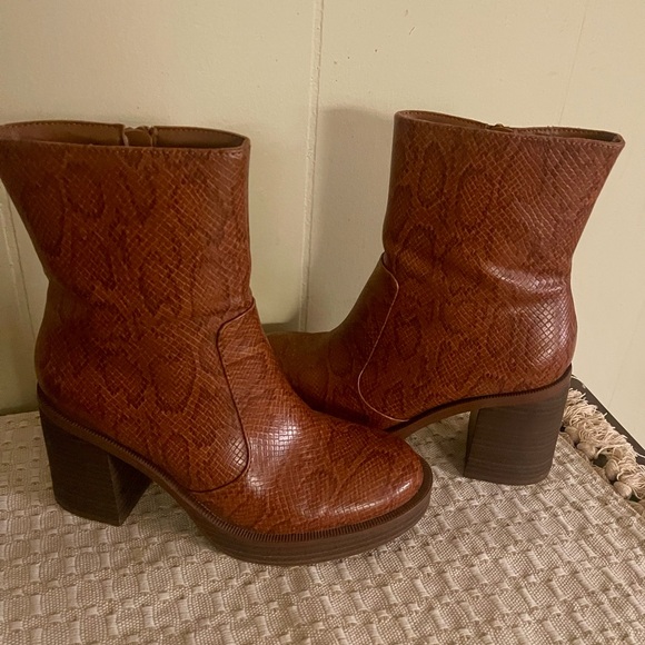 Universal Thread Jenna Platform Boots Brown Snakeskin Faux Leather 6 US - Picture 6 of 6